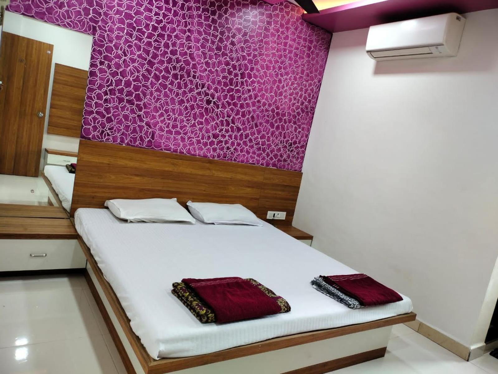 Hotel Shreejay Mahad Luaran gambar